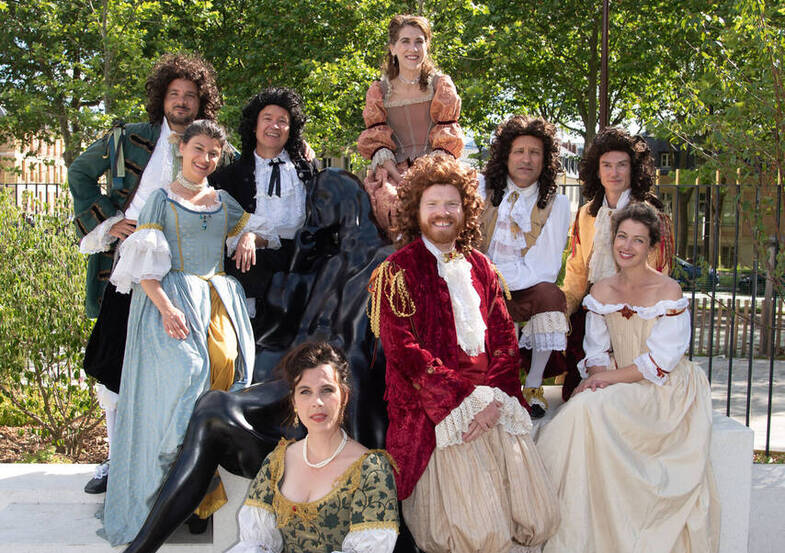 Les directeurs des compagnies théâtrales en résidence à Versailles devant la statue de Molière